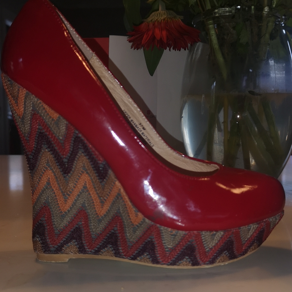 Wedge shoes. Red patent Roberto Gianni shoes. Beautiful macrame on the platform.